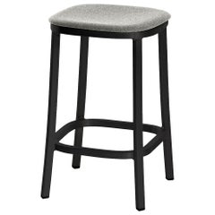 Tabouret de comptoir Emeco de 2,54 cm avec tapisserie grise et pieds noirs de Jasper Morrison