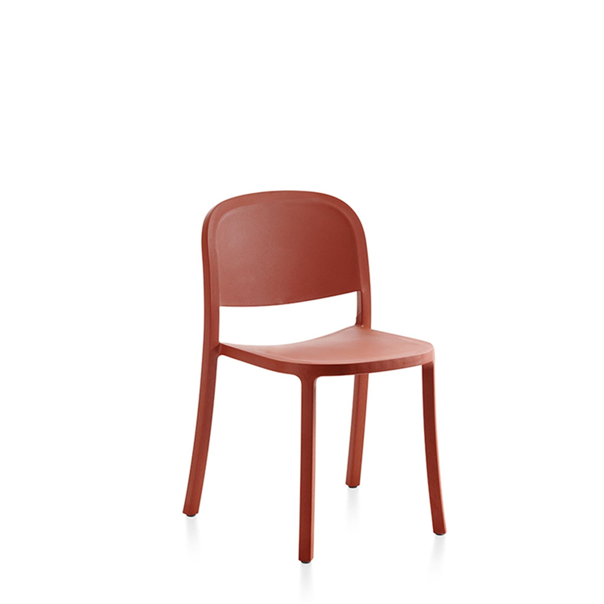 Für den 1 Inch Reclaimed entwarf Jasper Morrison einen einteiligen, stapelbaren Monoblock-Stuhl, der nützlich und langlebig ist, den Anforderungen einer stark beanspruchten Umgebung gerecht wird und sowohl für den Innen- als auch für den