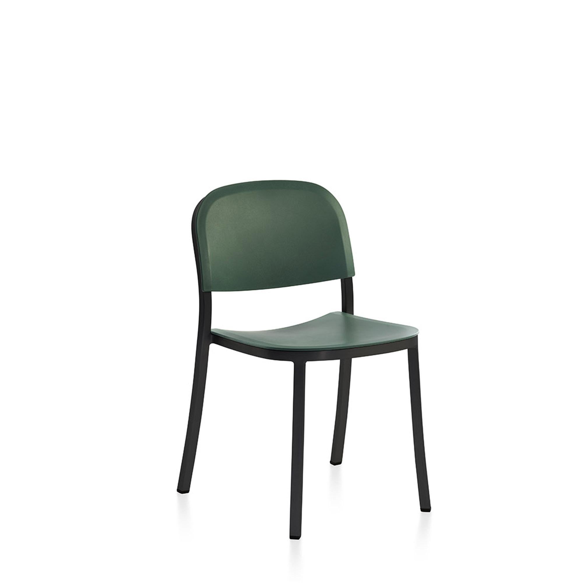 Per la 1 Inch Collection, Jasper Morrison ha attinto all'eredità di Emeco nella lavorazione a mano dell'alluminio riciclato e ha sfruttato le sue caratteristiche di resistenza, leggerezza e sostenibilità. Emeco e Jasper Morrison insieme hanno creato