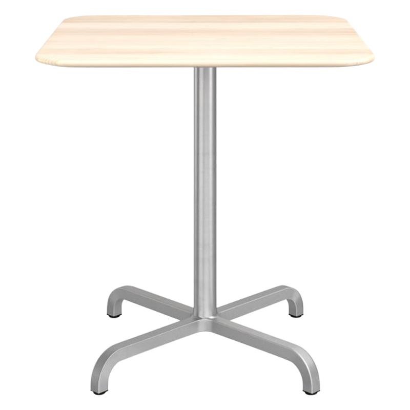 Emeco 20-06, mittelgroßer quadratischer Cafe-Tisch mit Holz- und Aluminiumbeinen von Norman Foster