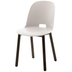Sedia con schienale alto Emeco Alfi in bianco con base in frassino scuro di Jasper Morrison