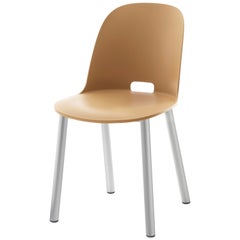 Chaise à haut dossier Emeco Alfi avec cadre en aluminium de Jasper Morrison