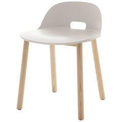 Chaise à dossier bas Emeco Alfi en blanc avec base en bois de frêne par Jasper Morrison