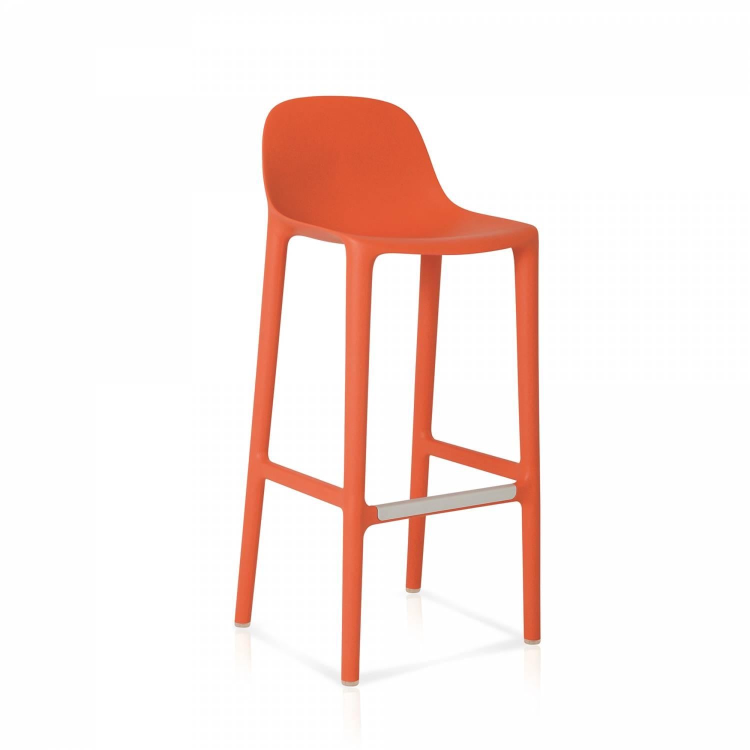 Philippe Starck et Emeco se sont associés pour créer une nouvelle chaise qui est récupérée, recyclée, recyclable et conçue pour durer. La chaise est fabriquée à partir de 75 % de polypropylène usagé et de 15 % de bois de récupération qui seraient