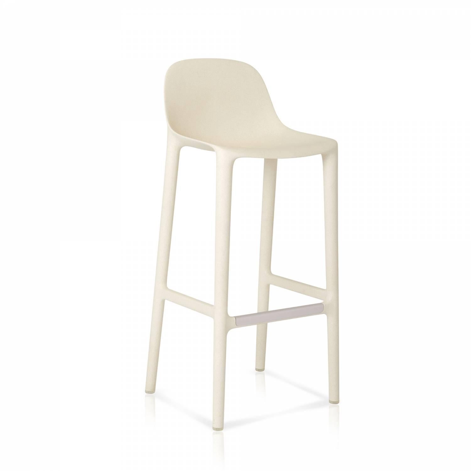 Philippe Starck und Emeco haben sich zusammengetan, um einen neuen Stuhl zu entwerfen, der wiederverwertet, wiederverwendet und recycelt werden kann - und der für eine lange Lebensdauer konzipiert ist. Der Stuhl besteht zu 75 % aus