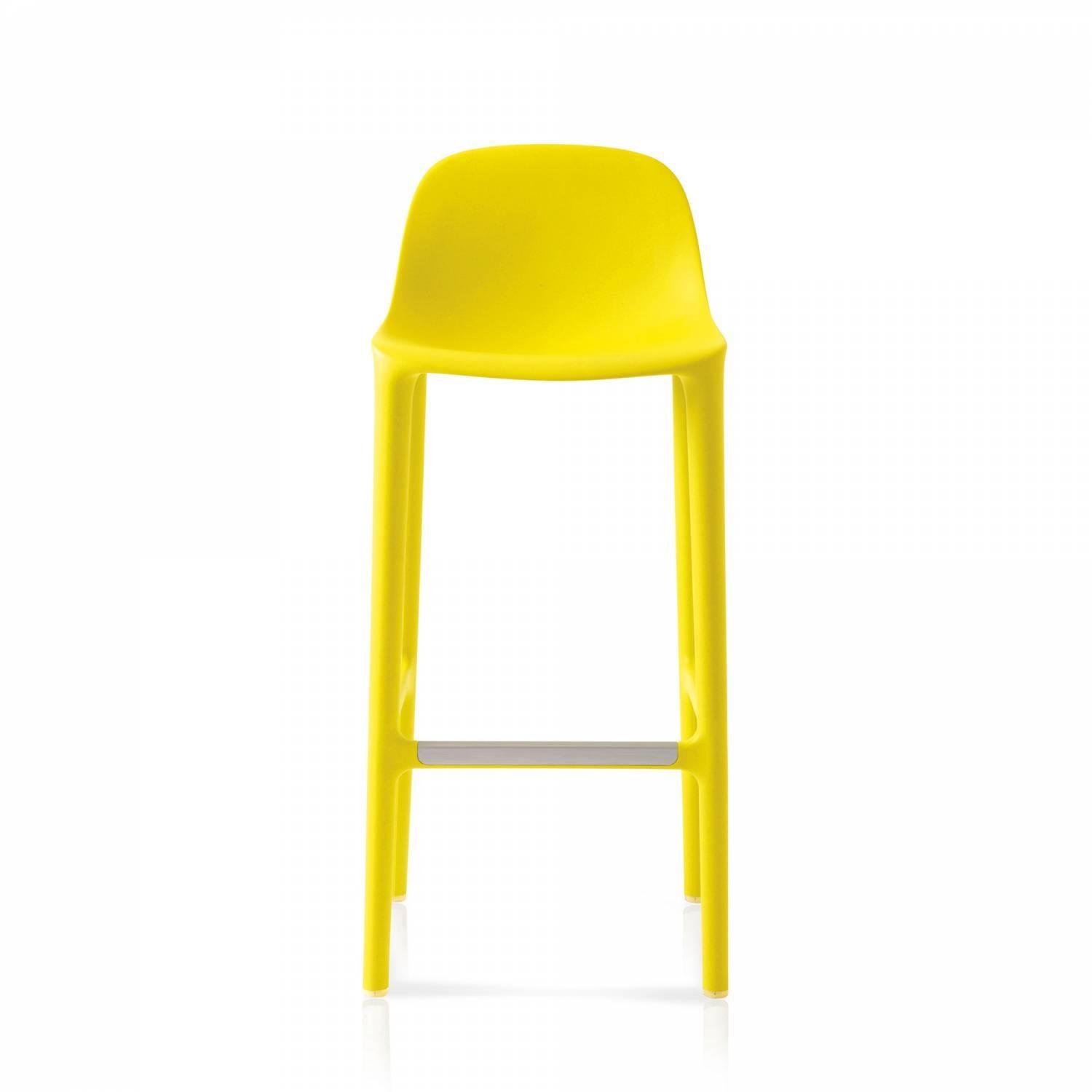 Philippe Starck und Emeco haben sich zusammengetan, um einen neuen Stuhl zu entwerfen, der aus recycelten Materialien besteht, wiederverwendet werden kann und für eine lange Lebensdauer konzipiert ist. Der Stuhl besteht zu 75 % aus