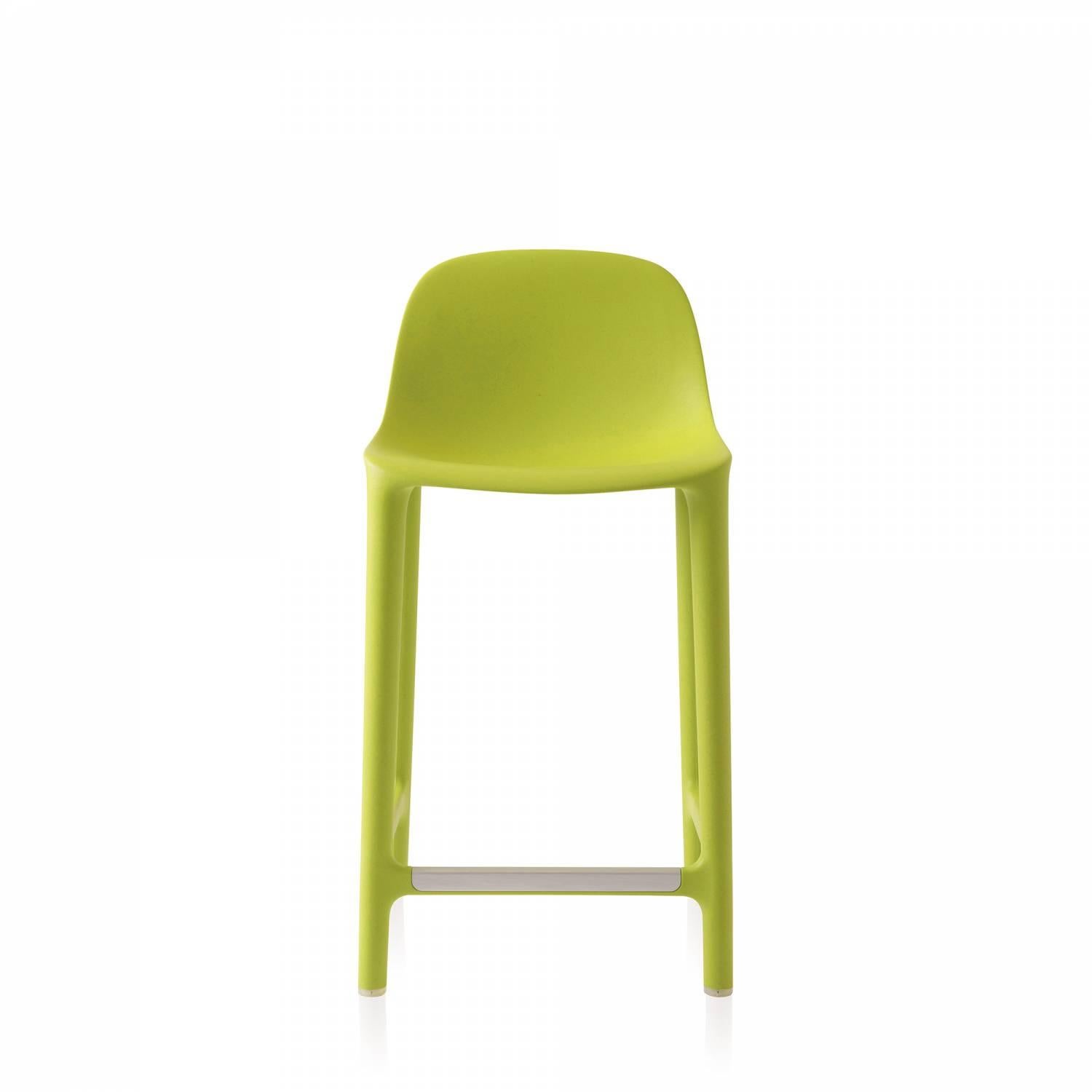 Philippe Starck et Emeco se sont associés pour créer une nouvelle chaise qui est récupérée, recyclée, recyclable et conçue pour durer. La chaise est fabriquée à partir de 75 % de polypropylène usagé et de 15 % de bois de récupération qui seraient