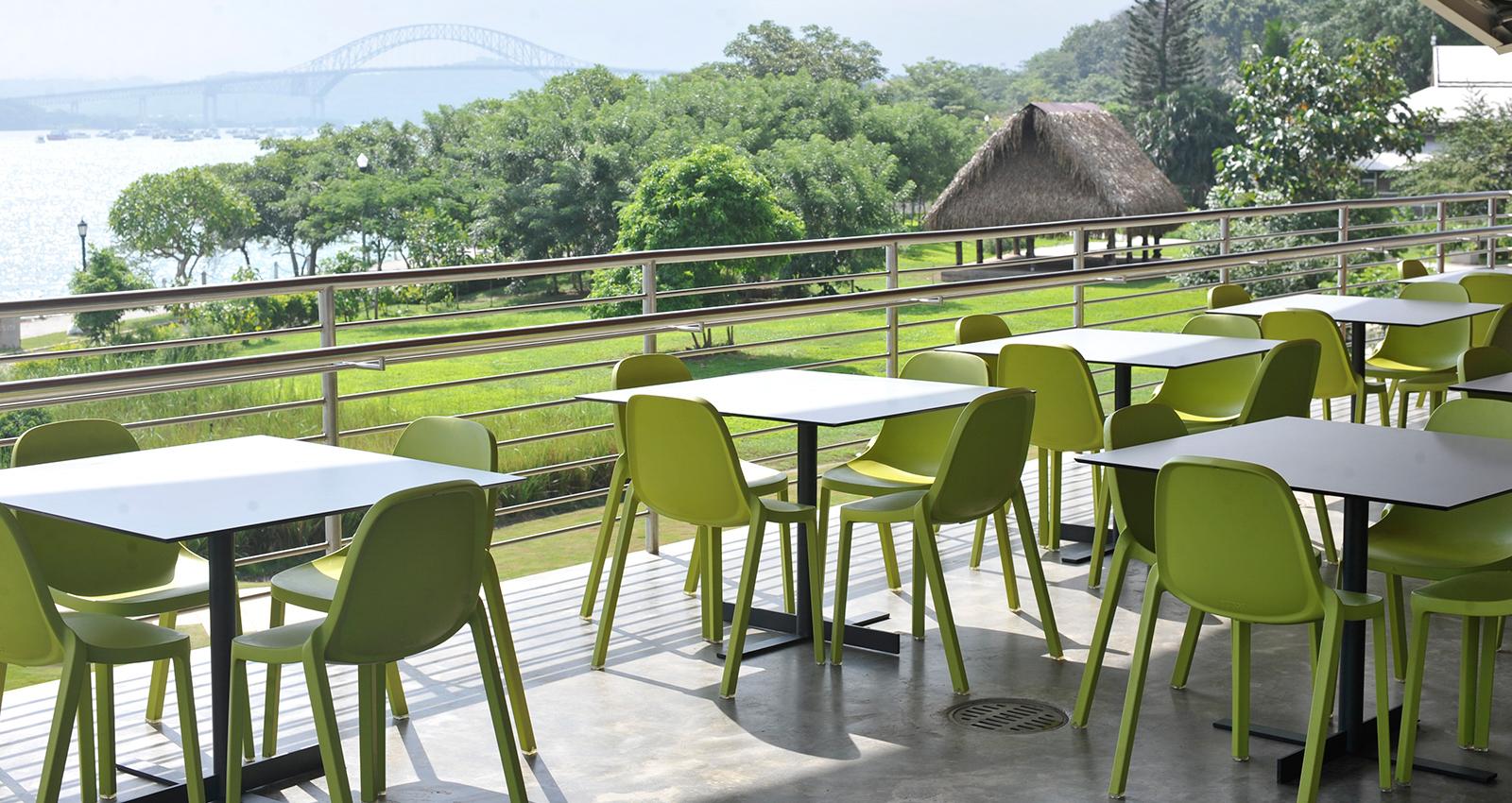 Tabouret de comptoir Broom d'Emeco en vert de Philippe Starck en vente 1