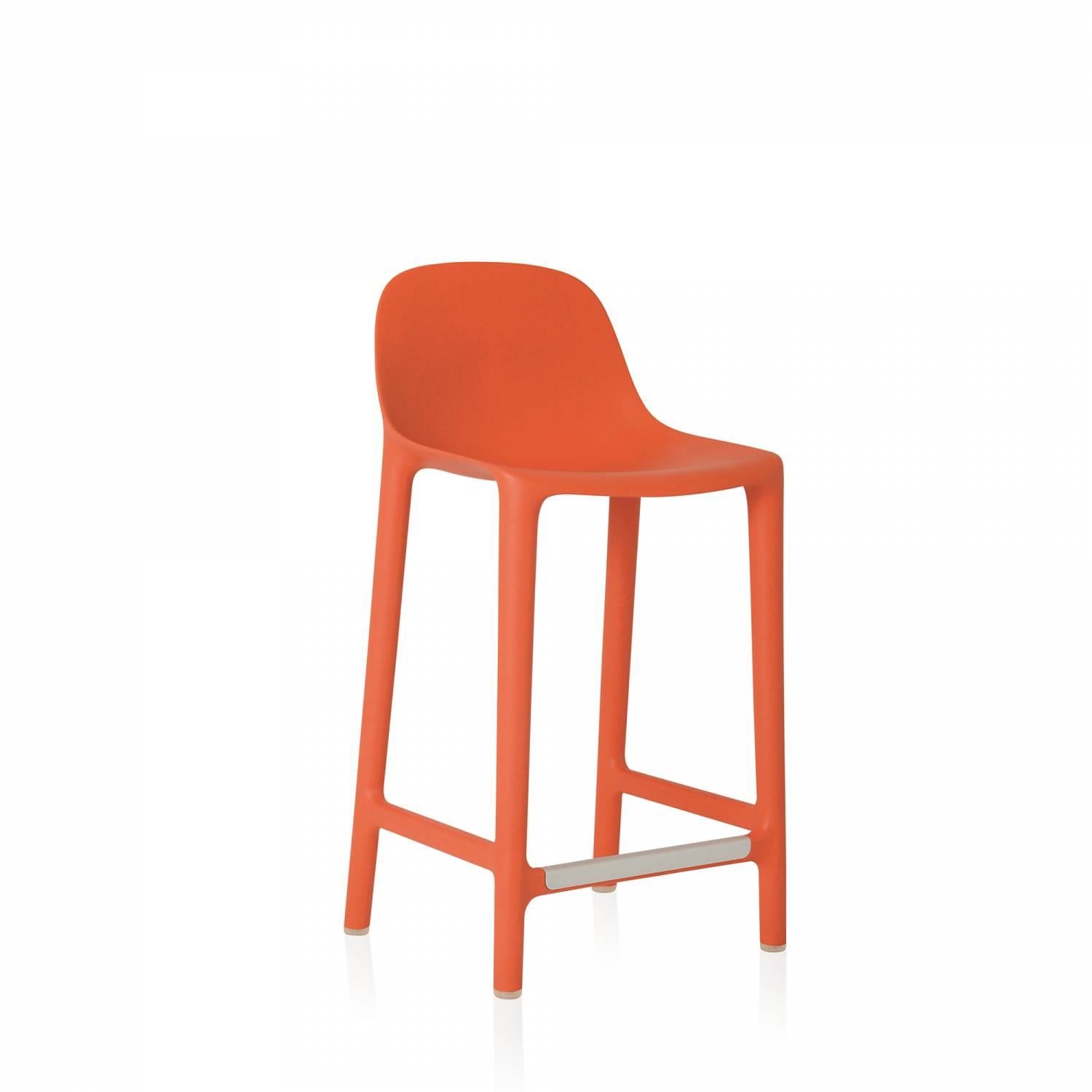 Philippe Starck et Emeco se sont associés pour créer une nouvelle chaise qui est récupérée, recyclée, recyclable et conçue pour durer. La chaise est fabriquée à partir de 75 % de polypropylène usagé et de 15 % de bois de récupération qui seraient