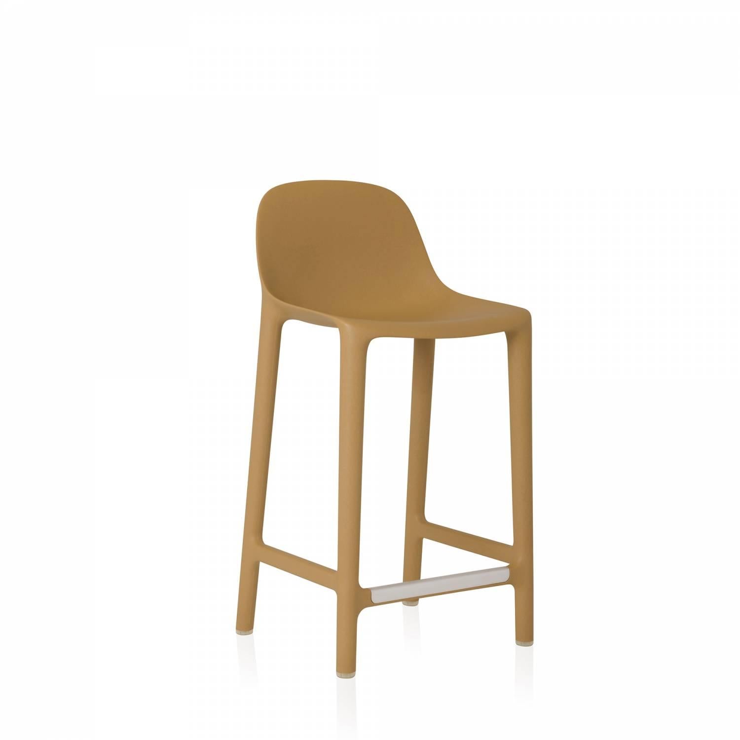 Philippe Starck et Emeco se sont associés pour créer une nouvelle chaise qui est récupérée, recyclée, recyclable et conçue pour durer. La chaise est fabriquée à partir de 75 % de polypropylène usagé et de 15 % de bois de récupération qui seraient