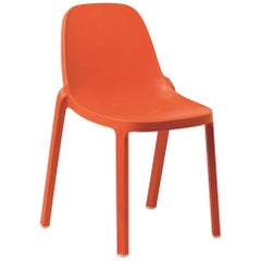 Chaise empilable Emeco Broom en orange de Philippe Starck
