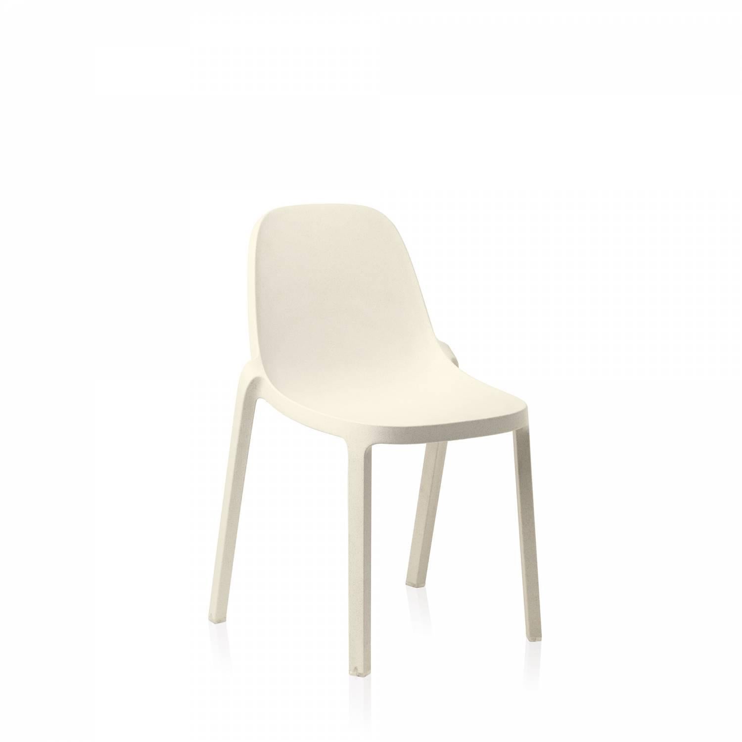 Philippe Starck et Emeco se sont associés pour créer une nouvelle chaise qui est récupérée, recyclée, recyclable et conçue pour durer. La chaise est fabriquée à partir de 75 % de polypropylène usagé et de 15 % de fibres de bois récupérées qui
