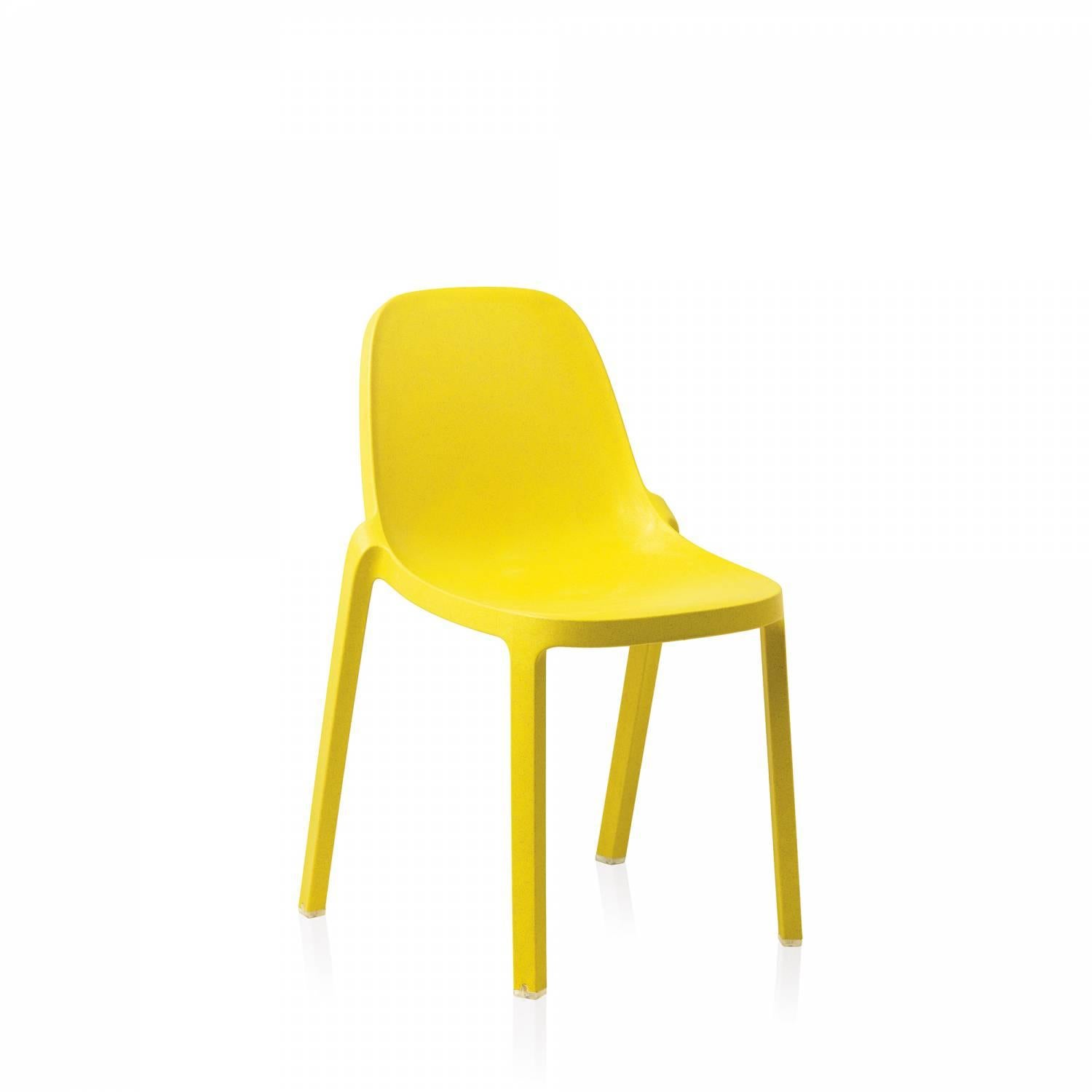 Philippe Starck et Emeco se sont associés pour créer une nouvelle chaise qui est récupérée, recyclée, recyclable et conçue pour durer. La chaise est fabriquée à partir de 75 % de polypropylène usagé et de 15 % de bois de récupération qui seraient