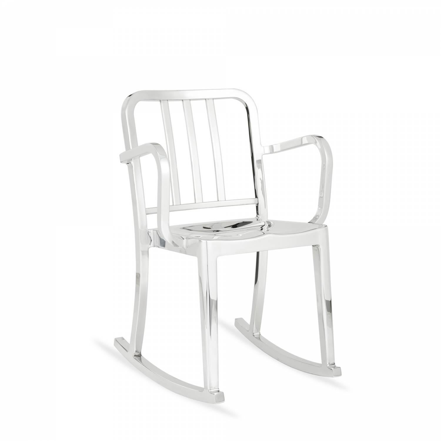Heritage est une chaise empilable conçue par Philippe Starck, inspirée de la 1006 Navy originale. La version à bascule a été conçue pour le célèbre restaurant Bon à Paris. Conçue comme une chaise 