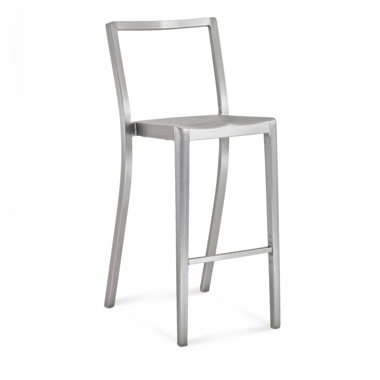 Icon est une chaise empilable cousine de la célèbre chaise Hudson conçue par Starck. Il a été utilisé dans des hôtels, des bars et des restaurants du monde entier, ainsi que dans des centres de formation, des salles de réunion et des écoles. Starck
