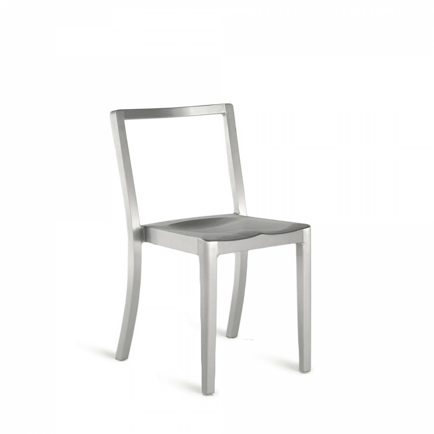 Icon est une chaise empilable cousine de la célèbre chaise Hudson conçue par Starck. Il a été utilisé dans des hôtels, des bars et des restaurants du monde entier, ainsi que dans des centres de formation, des salles de réunion et des écoles. Starck