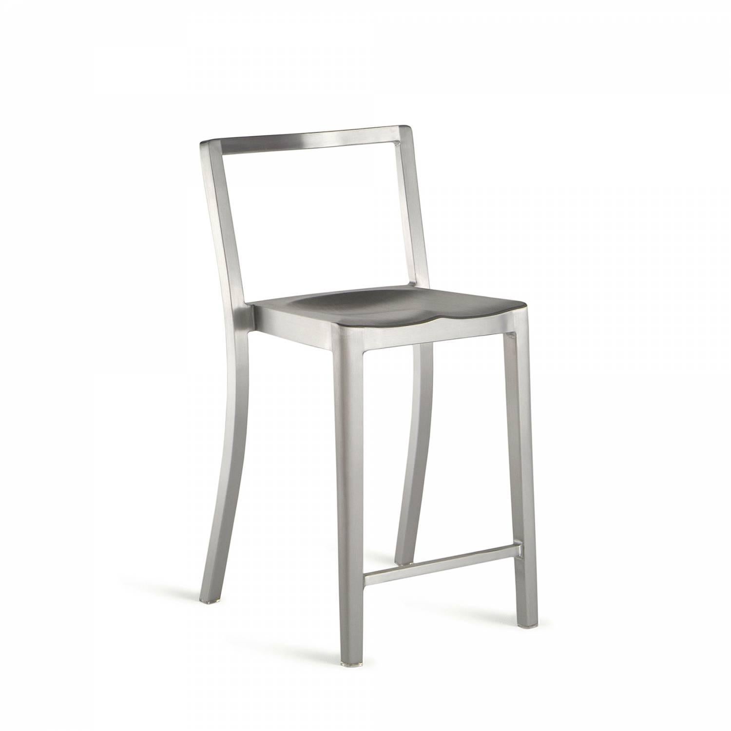 Icon ist ein stapelbarer Stuhl, der dem berühmten, von Starck entworfenen Hudson-Stuhl ähnelt. Es wird weltweit in Hotels, Bars und Restaurants, aber auch in Schulungszentren, Versammlungsräumen und Schulen eingesetzt. Starck beschreibt Icon als