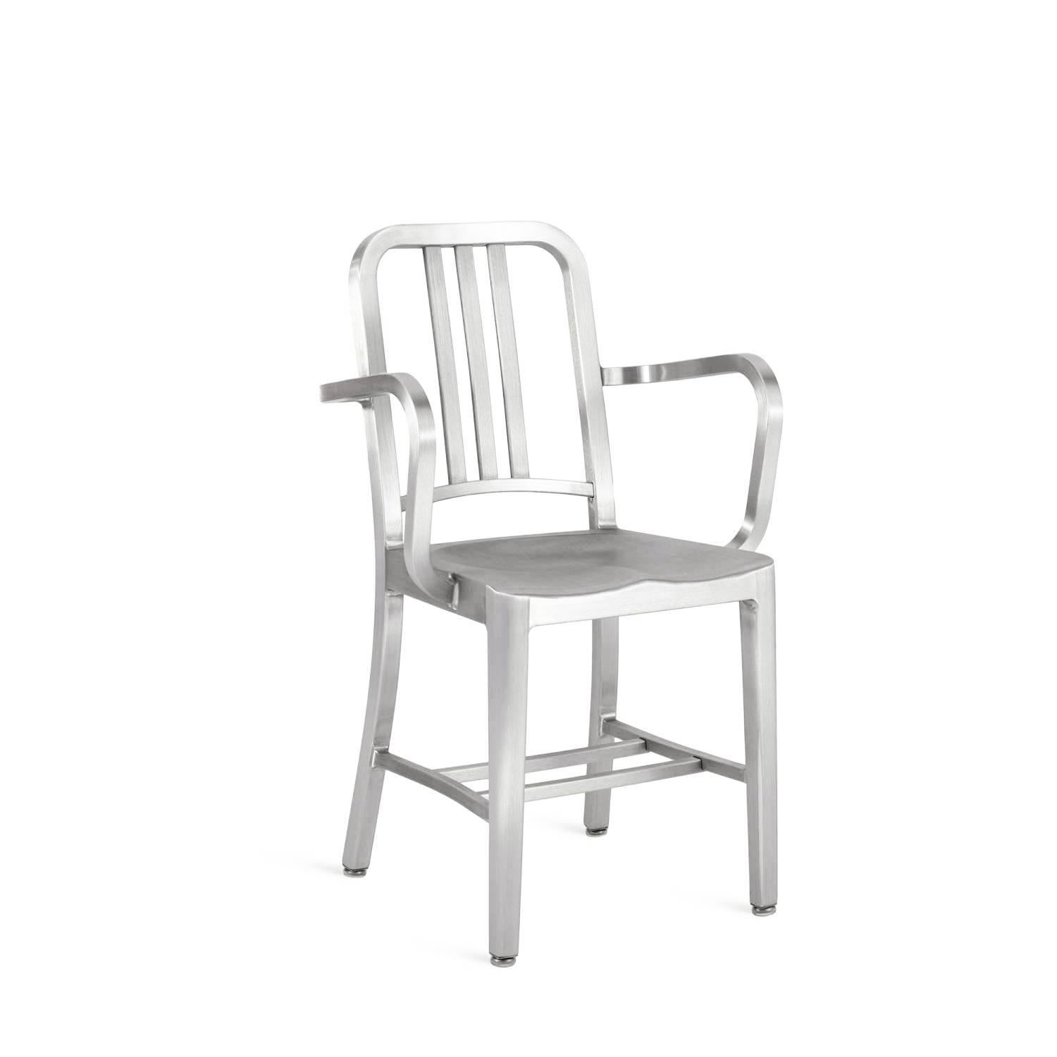 Construite pour la première fois en 1944 pour être utilisée sur les sous-marins, la chaise de la marine a été produite en continu depuis lors. Avec le fameux procédé en 77 étapes, nos artisans prennent de l'aluminium recyclé souple, le forment et le