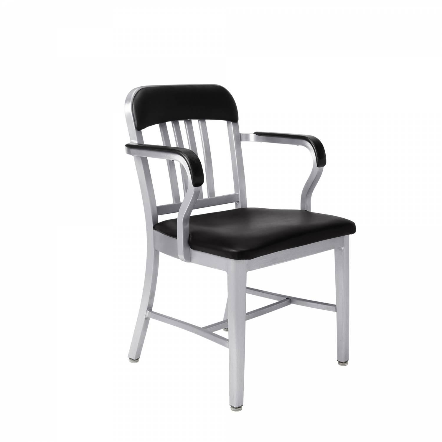 Der Navy Chair wurde erstmals 1944 für den Einsatz auf U-Booten gebaut und wird seither kontinuierlich produziert. Mit dem berühmten 77-Stufen-Verfahren nehmen unsere Handwerker weiches, recyceltes Aluminium, formen und schweißen es von Hand und