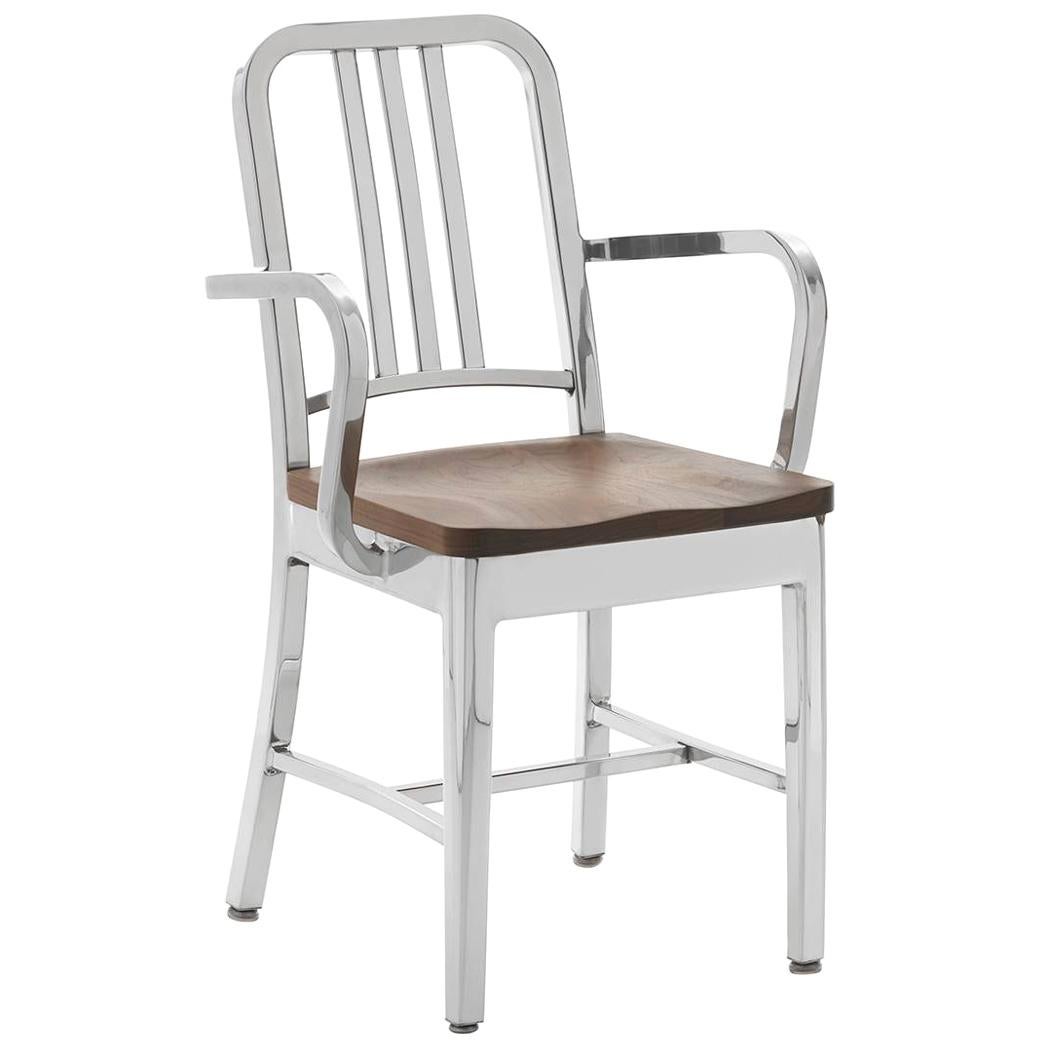 Emeco Navy Sessel aus poliertem Aluminium und Nussbaumholz von US Navy im Angebot