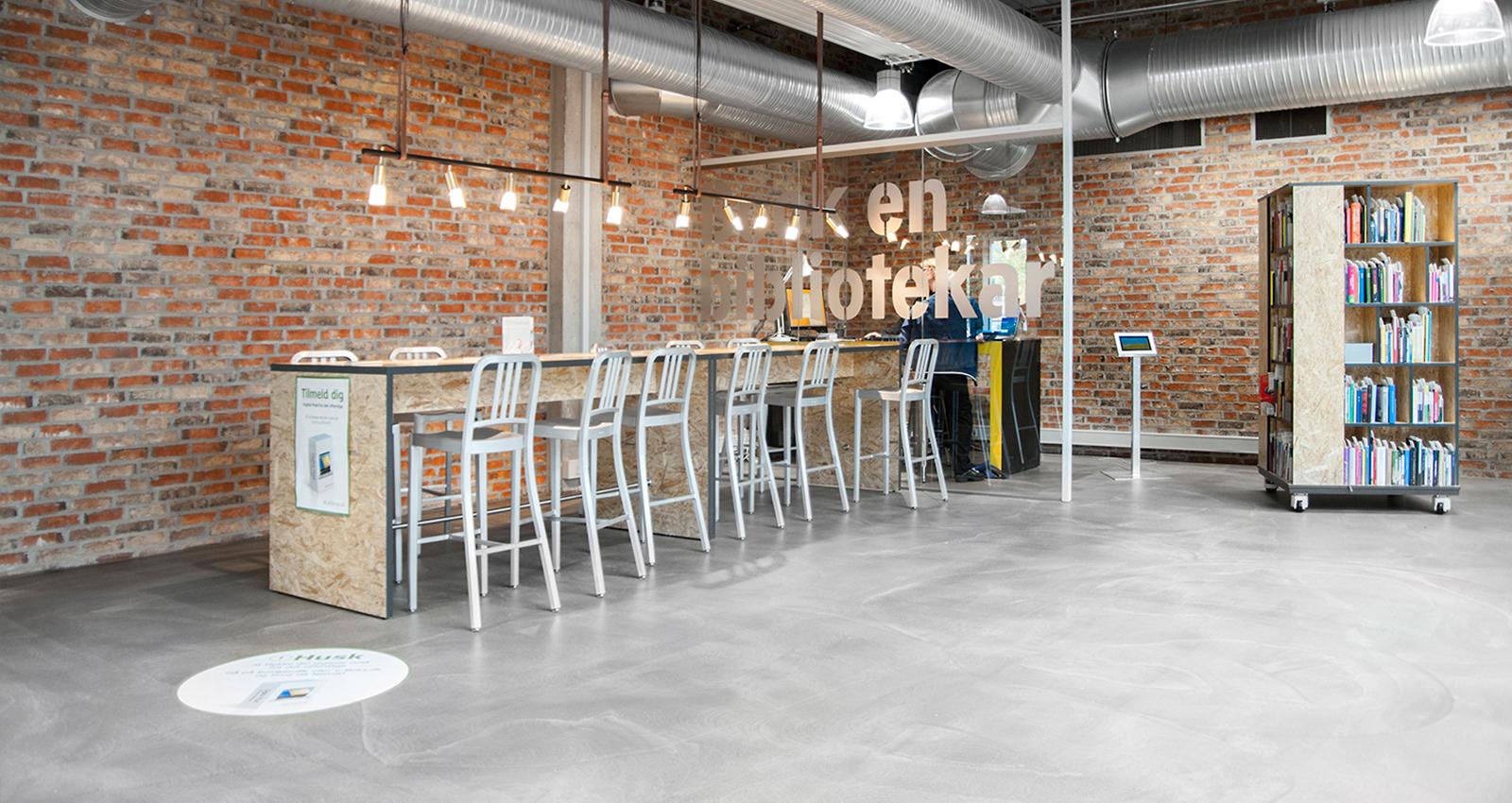 Emeco Marineblauer Barhocker aus poliertem Aluminium und Kirsche von US Navy im Zustand „Neu“ in Hanover, PA