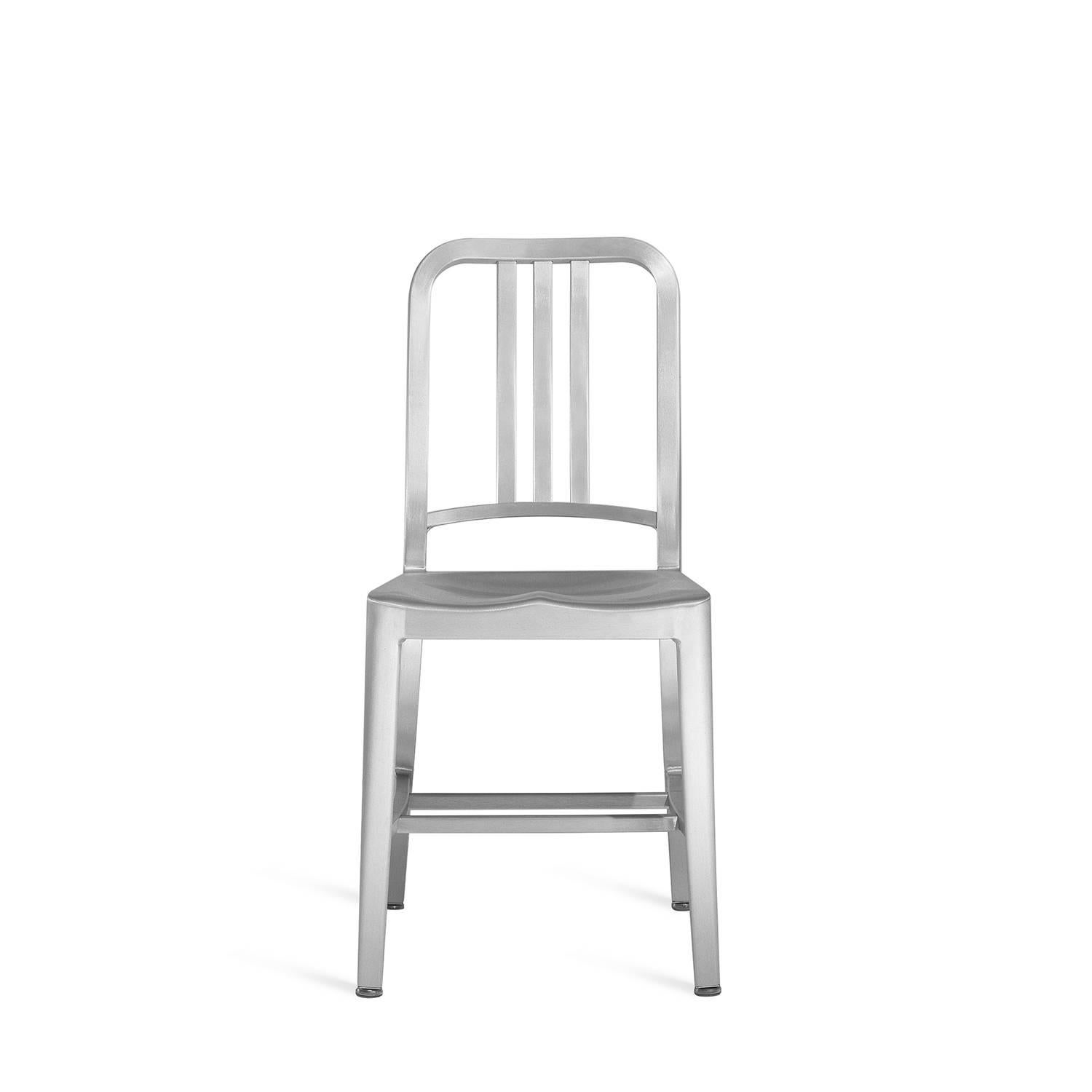 Der Navy Chair wurde erstmals 1944 für den Einsatz auf U-Booten gebaut und wird seither kontinuierlich produziert. Mit dem berühmten 77-Stufen-Verfahren nehmen unsere Handwerker weiches, recyceltes Aluminium, formen und schweißen es von Hand und