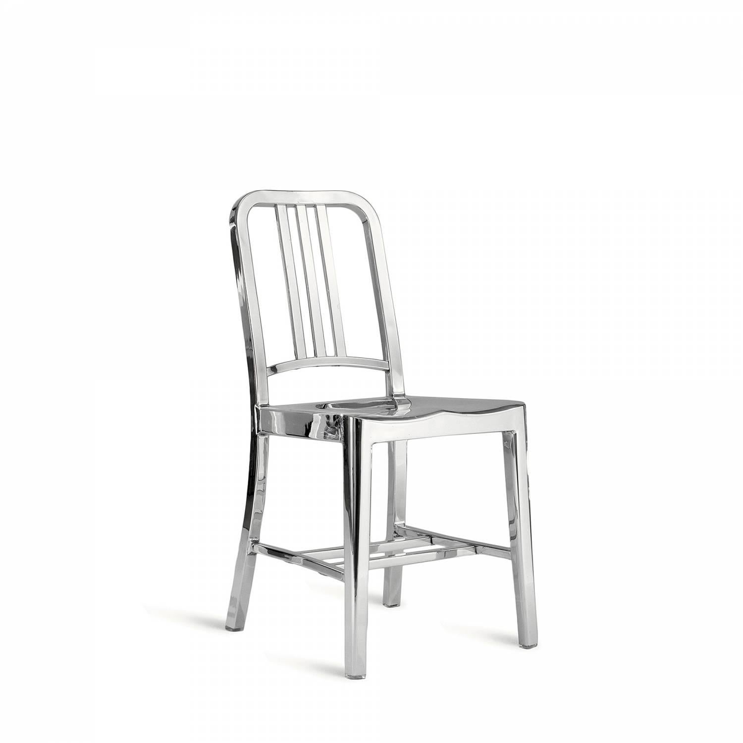 Der Navy Chair wurde erstmals 1944 für den Einsatz auf U-Booten gebaut und wird seither kontinuierlich produziert. Mit dem berühmten 77-Stufen-Verfahren nehmen unsere Handwerker weiches, recyceltes Aluminium, formen und schweißen es von Hand und