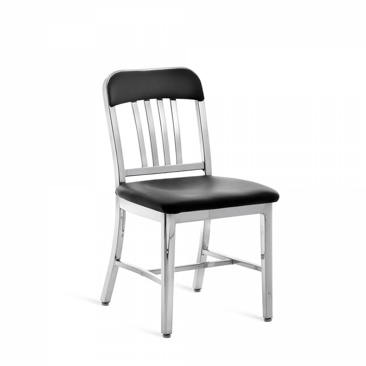 Der Navy Chair wurde erstmals 1944 für den Einsatz auf U-Booten gebaut und wird seither kontinuierlich produziert. Mit dem berühmten 77-Stufen-Verfahren nehmen unsere Handwerker weiches, recyceltes Aluminium, formen und schweißen es von Hand und