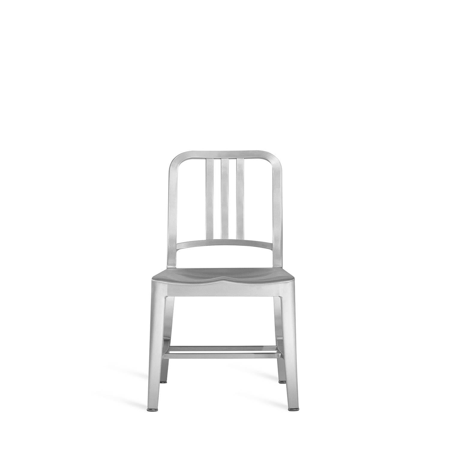 Der Navy Chair wurde erstmals 1944 für den Einsatz auf U-Booten gebaut und wird seither kontinuierlich produziert. Mit dem berühmten 77-Stufen-Verfahren nehmen unsere Handwerker weiches, recyceltes Aluminium, formen und schweißen es von Hand und