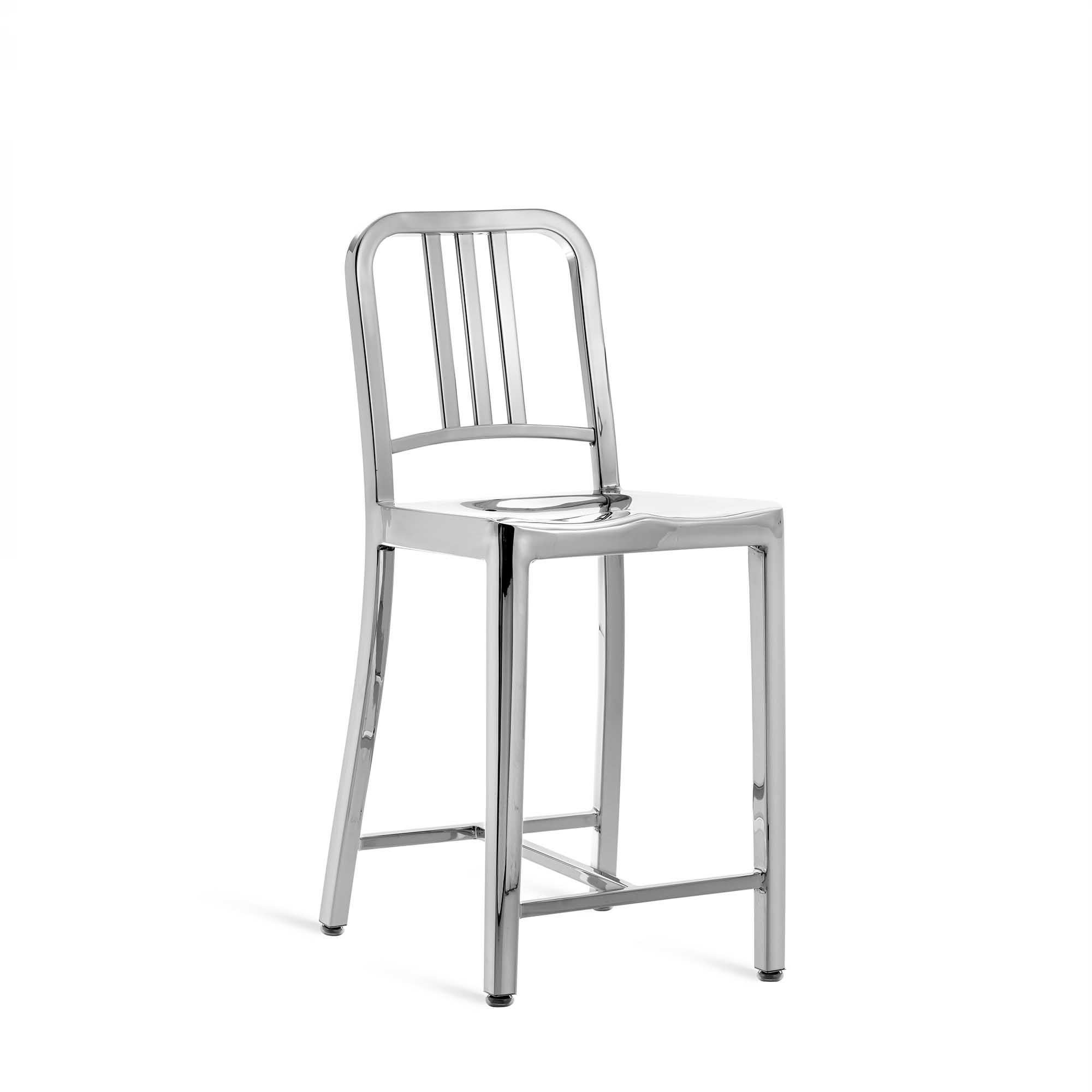 Der Navy Chair wurde erstmals 1944 für den Einsatz auf U-Booten gebaut und wird seither kontinuierlich produziert. Mit dem berühmten 77-Stufen-Verfahren nehmen unsere Handwerker weiches, recyceltes Aluminium, formen und schweißen es von Hand und