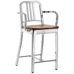 Taburete con brazos Emeco Navy de aluminio pulido y nogal by US Navy