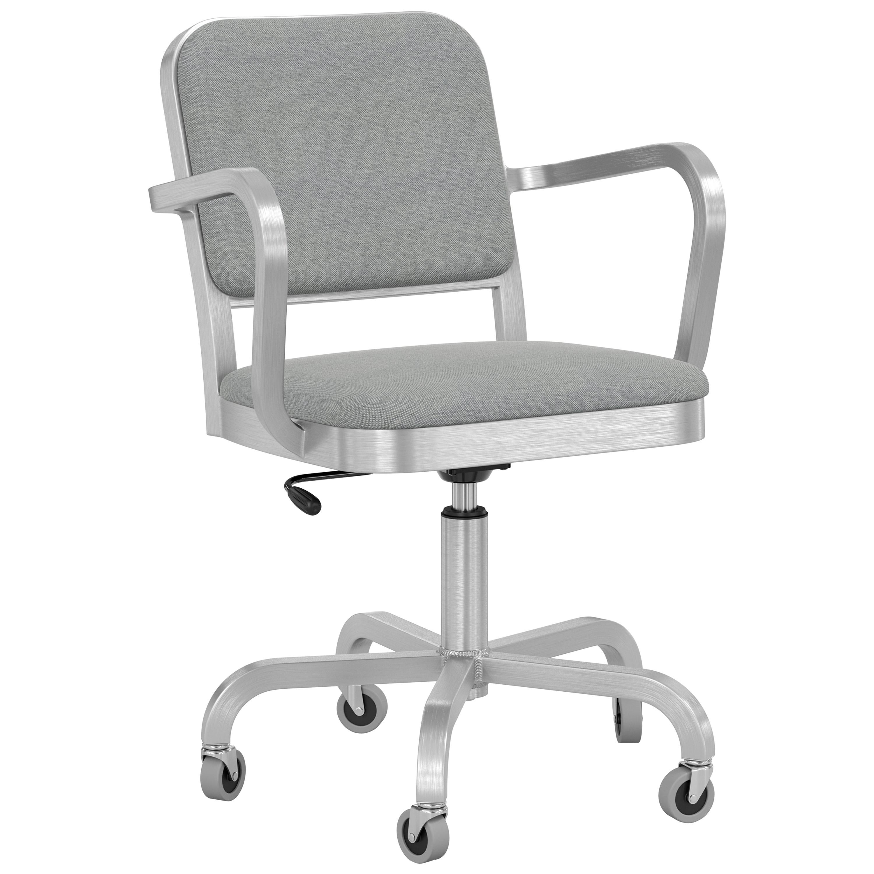 Fauteuil pivotant d'officier de la marine Emeco en tissu gris avec cadre en aluminium brossé