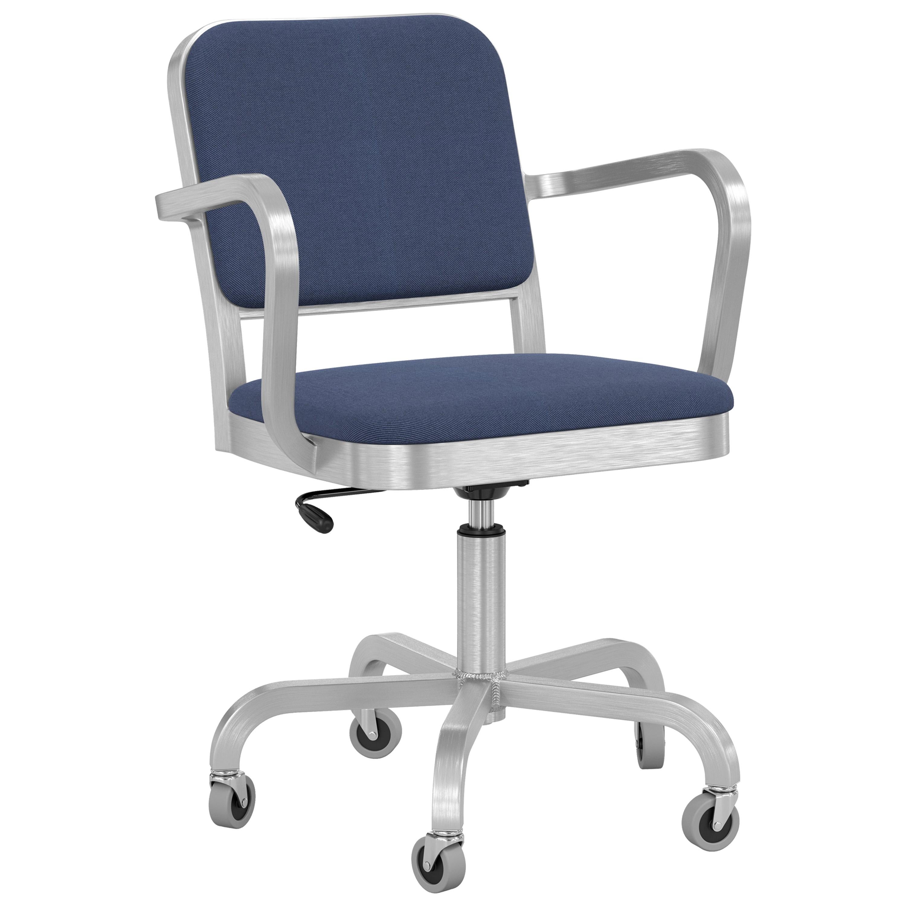 Fauteuil pivotant d'officier de la marine Emeco en tissu bleu marine avec cadre en aluminium en vente