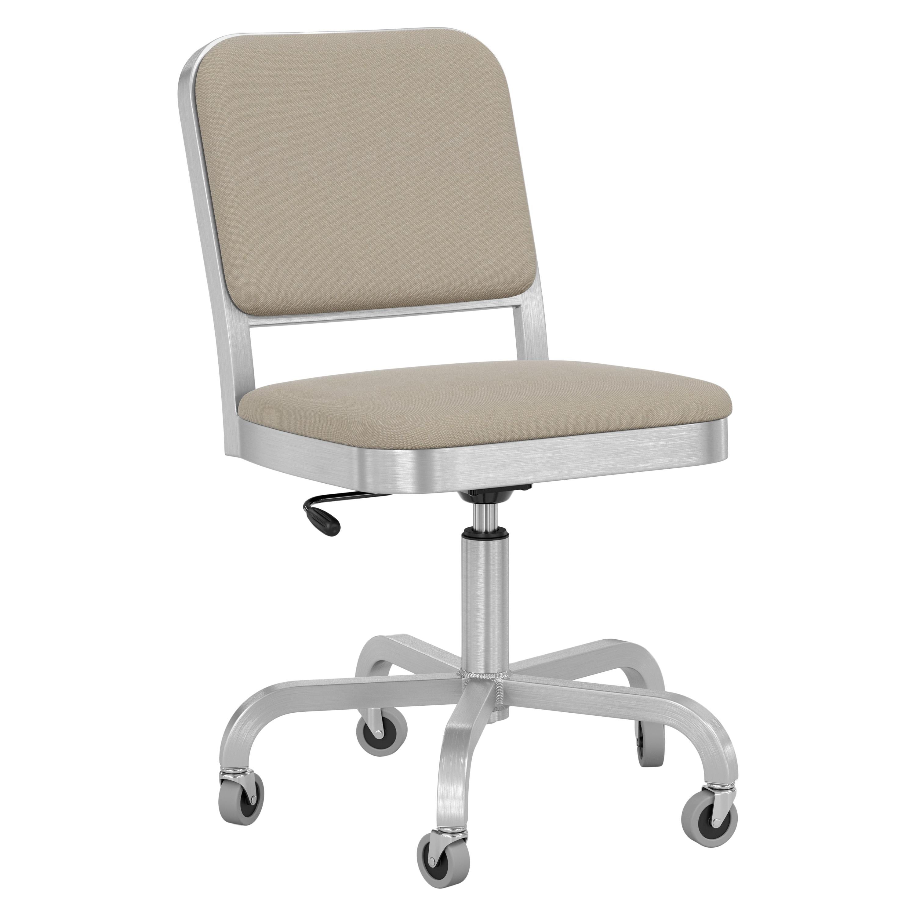 Emeco Marine Officer Swivel Chair aus beigefarbenem Stoff mit gebürstetem Aluminiumgestell