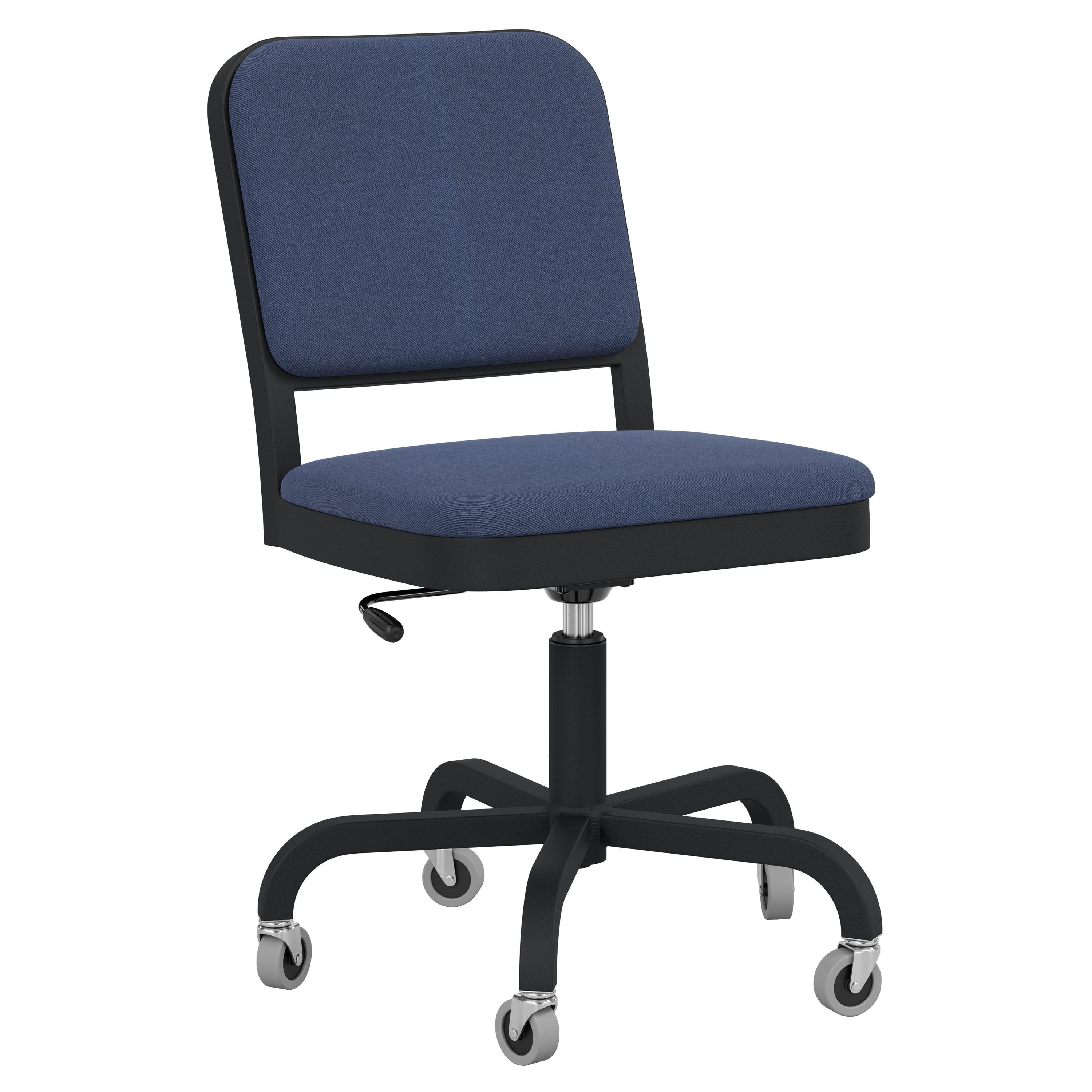 Chaise pivotante d'officier de la marine Emeco en tissu bleu marine avec cadre en aluminium noir