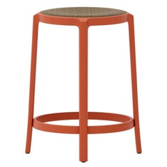 Tabouret de comptoir Emeco orange avec assise en contreplaqué de noyer par Barber & Osgerby