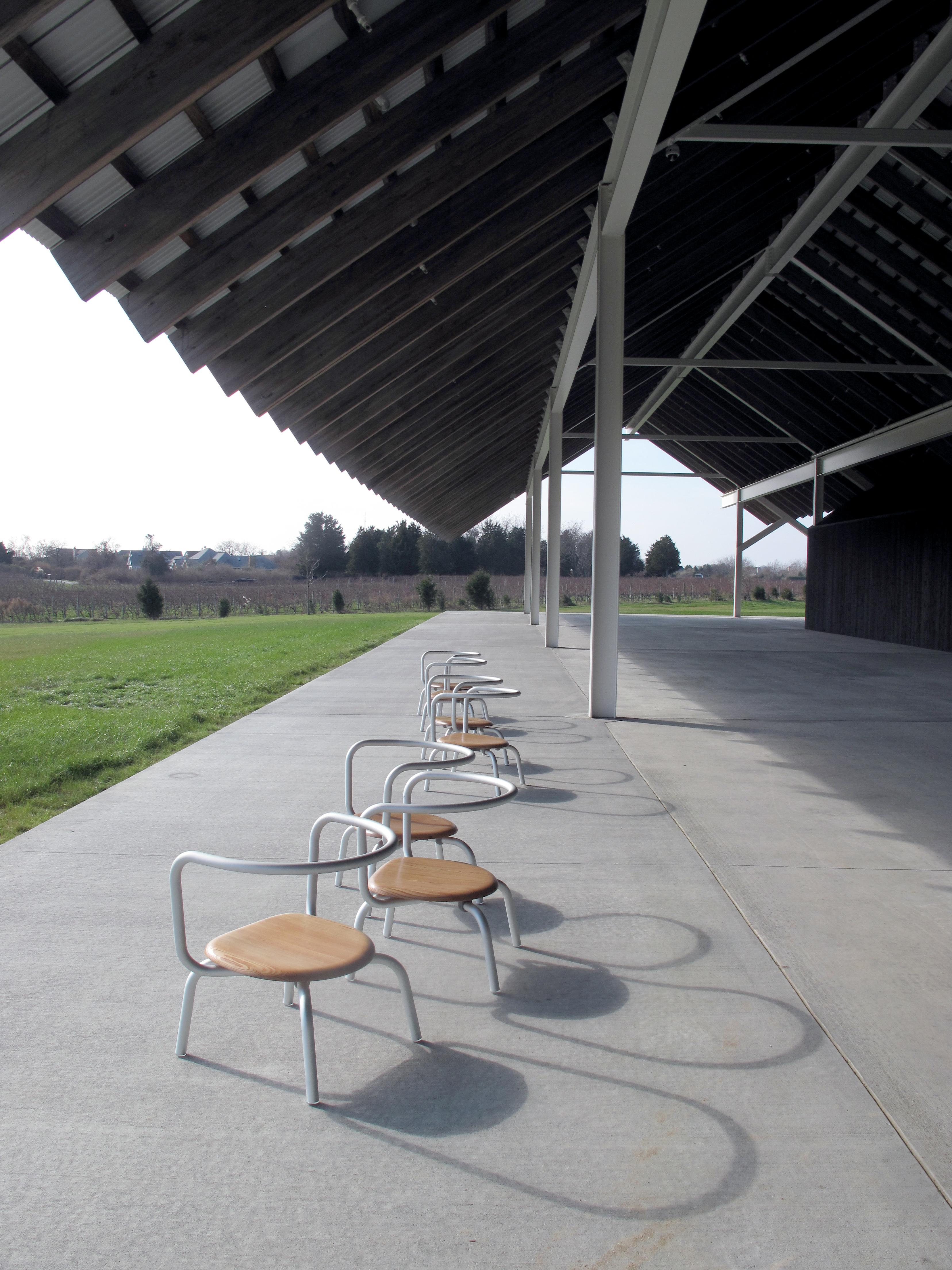 Emeco Parrish Loungesessel in Rot pulverbeschichtetem Nussbaumholz von Konstantin Grcic im Zustand „Neu“ in Hanover, PA