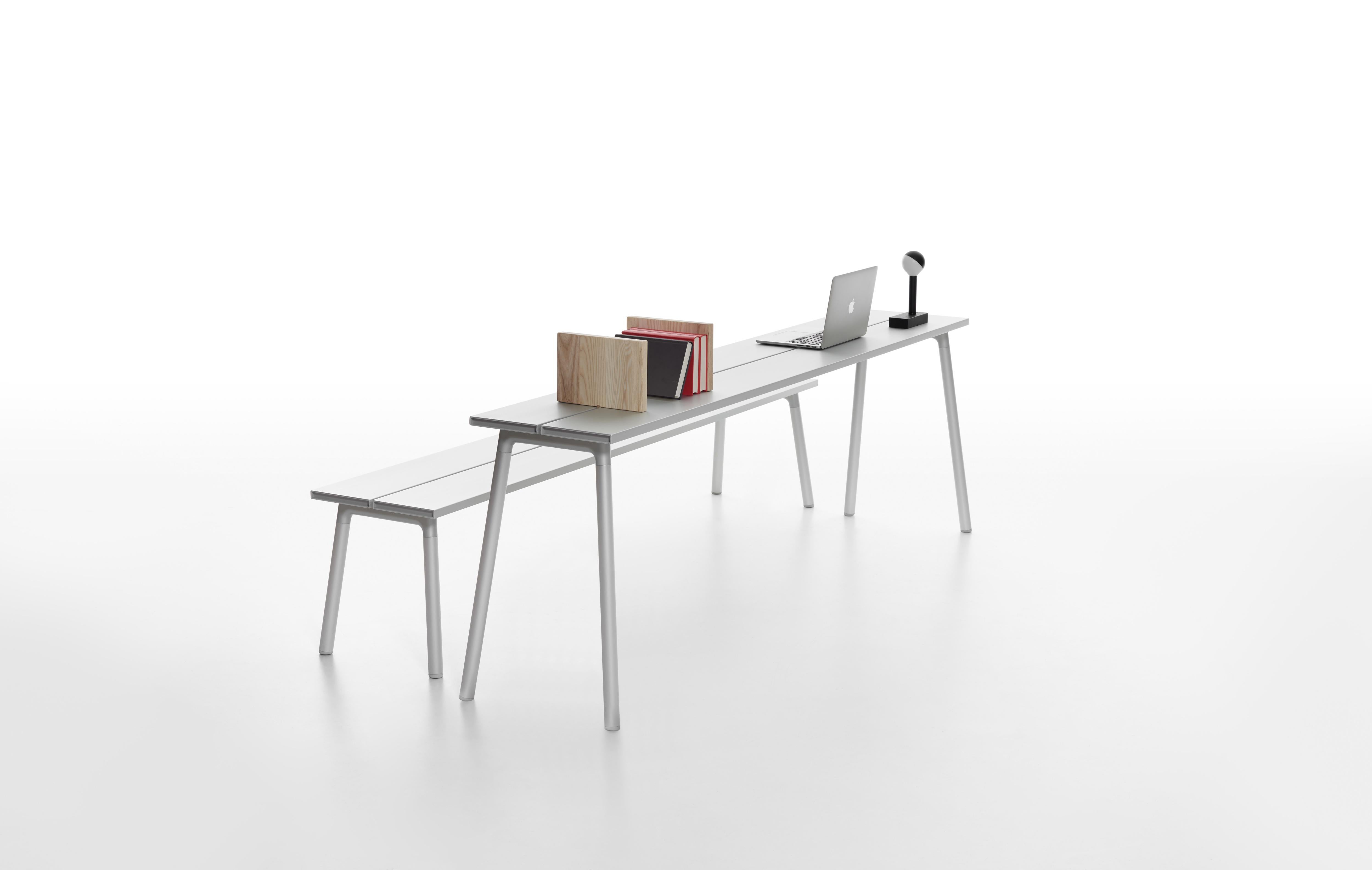 Emeco Run 3-Sitz-Bank aus schwarzem Pulvermantel und Nussbaumholz von Sam Hecht & Kim Colin (Aluminium) im Angebot
