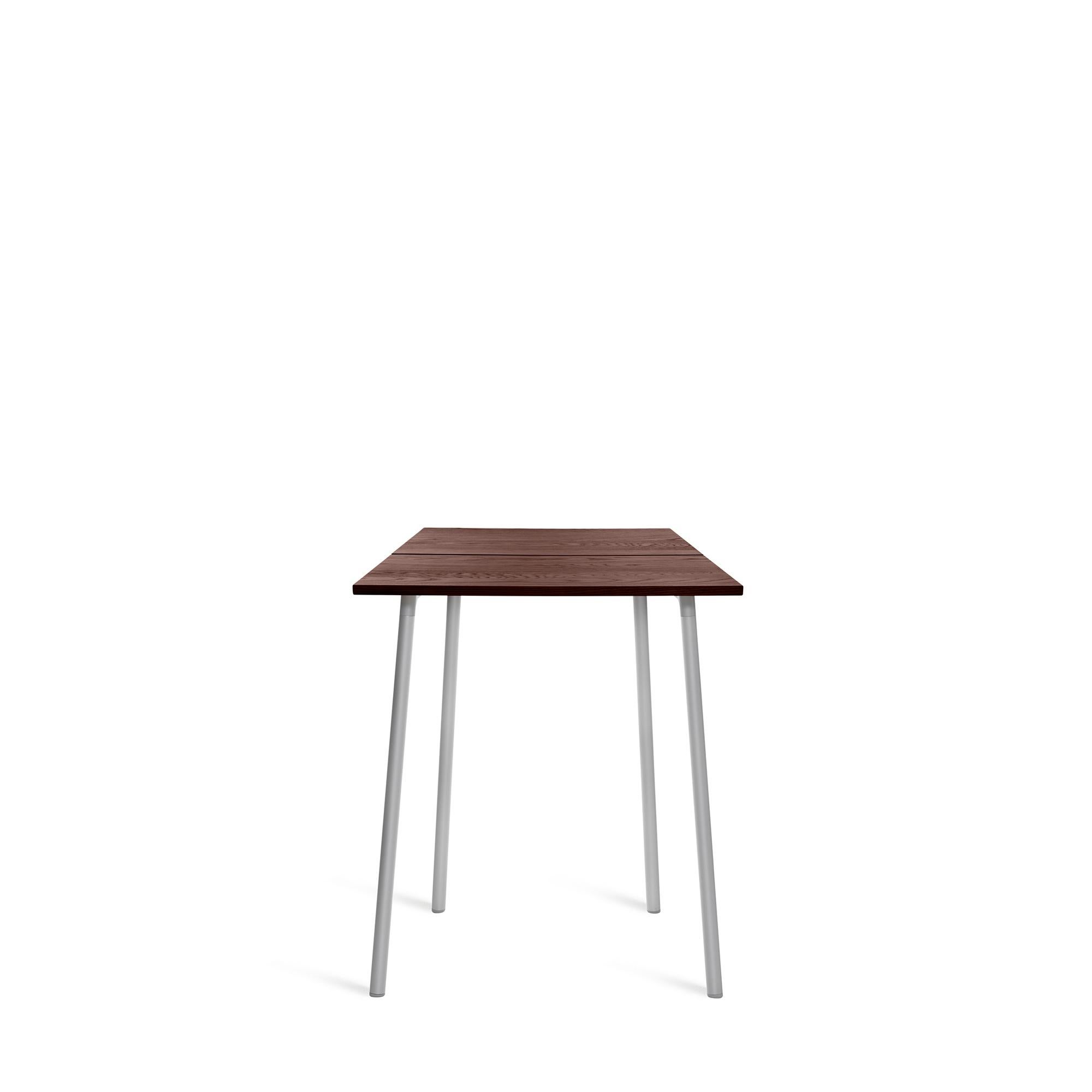 Run est une collection de tables, de bancs et d'étagères de Sam Hecht et Kim Colin, concepteurs d'objets simples et sans prétention. Run trouve sans effort un équilibre dans des paysages intérieurs et extérieurs adaptés aux rencontres, aux repas, à