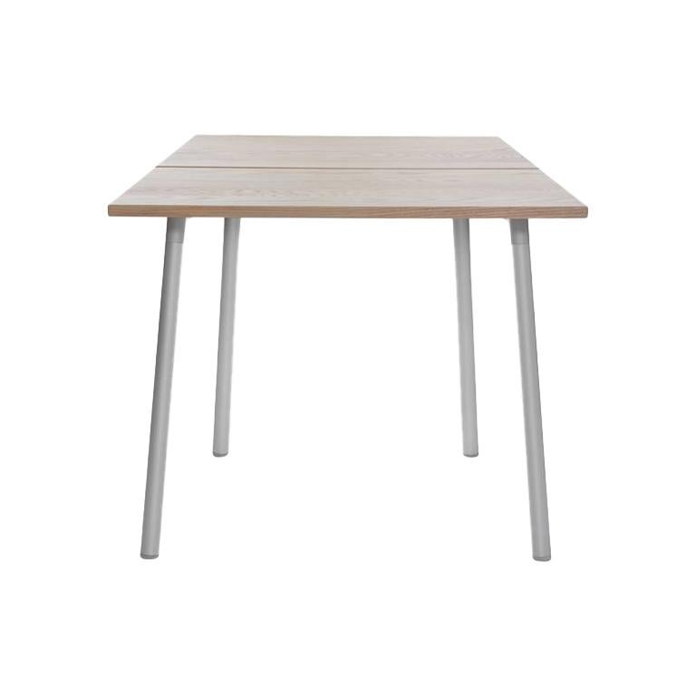 Petite table Emeco Run en aluminium et frêne de Sam Hecht 
Kim Colin
