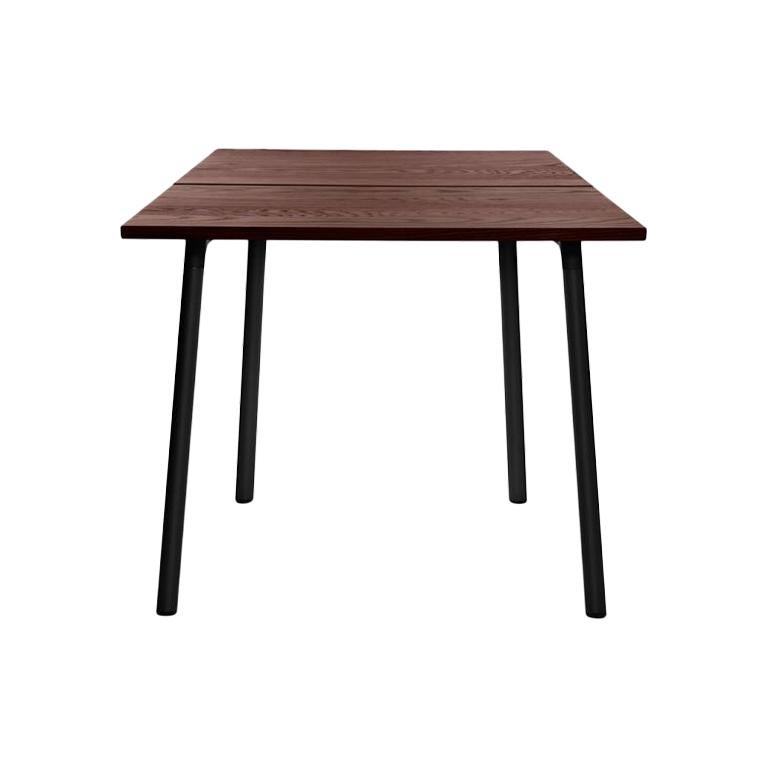 Petite table Emeco Run en noir poudré et noyer de Sam Hecht 
Kim Colin