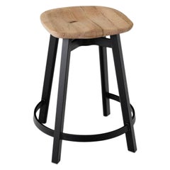 Emeco Su Counter Hocker aus schwarzem Aluminium mit Sitz aus aufgearbeiteter Eiche von Nendo