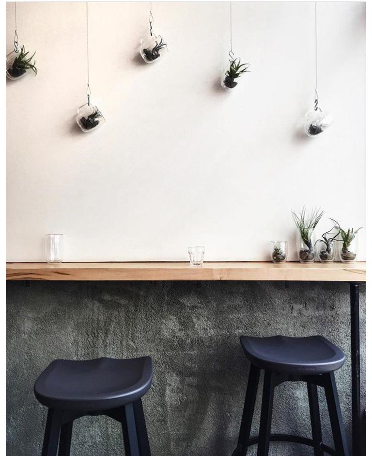 XXIe siècle et contemporain Emeco Su Tabouret de comptoir en aluminium Nature avec assise en liège par Nendo
