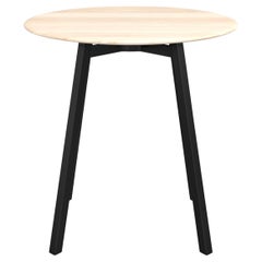 Table basse ronde moyenne Emeco Su avec cadre anodisé noir et plateau en bois par Nendo