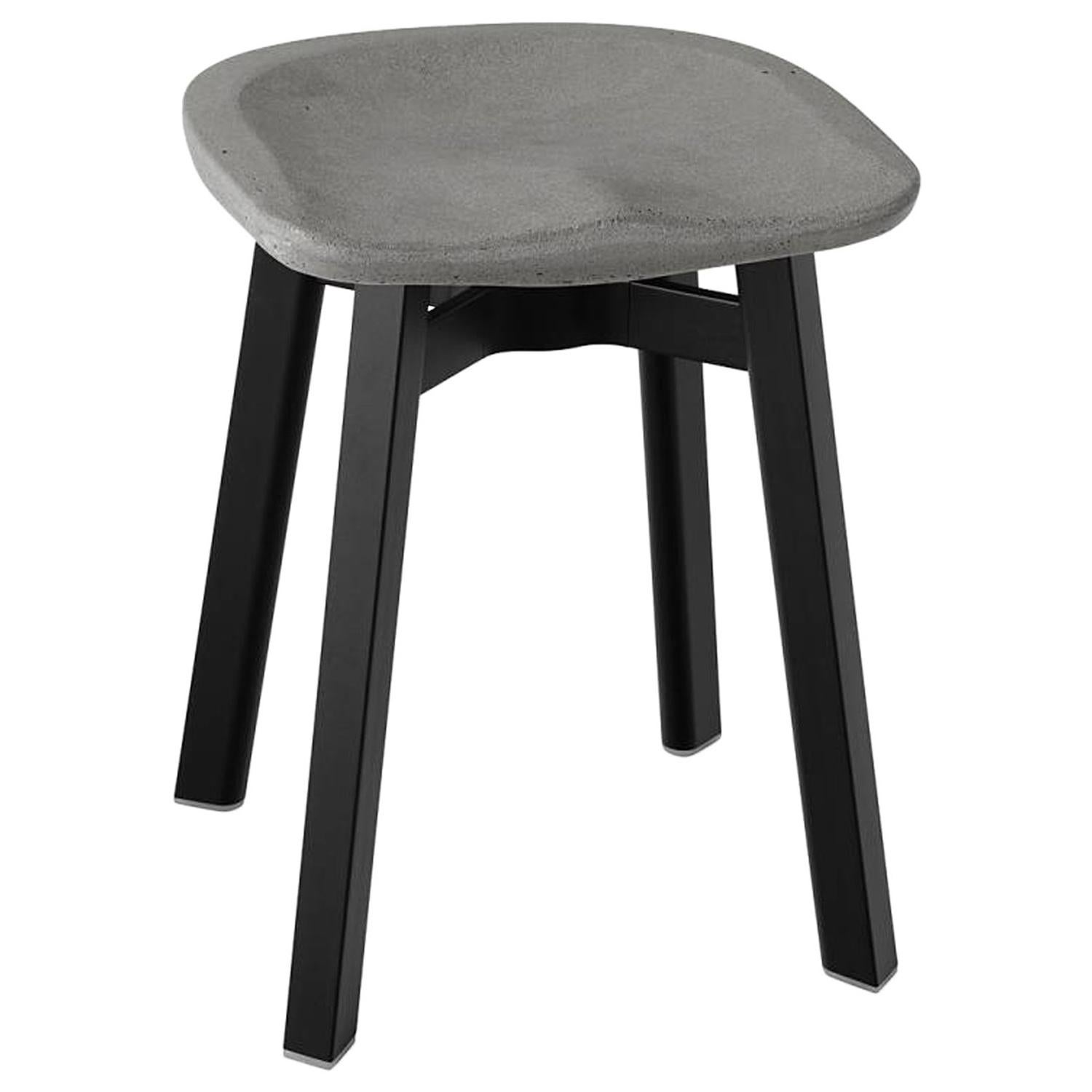 Petit tabouret Emeco Su en aluminium noir avec assise en béton écologique par Nendo