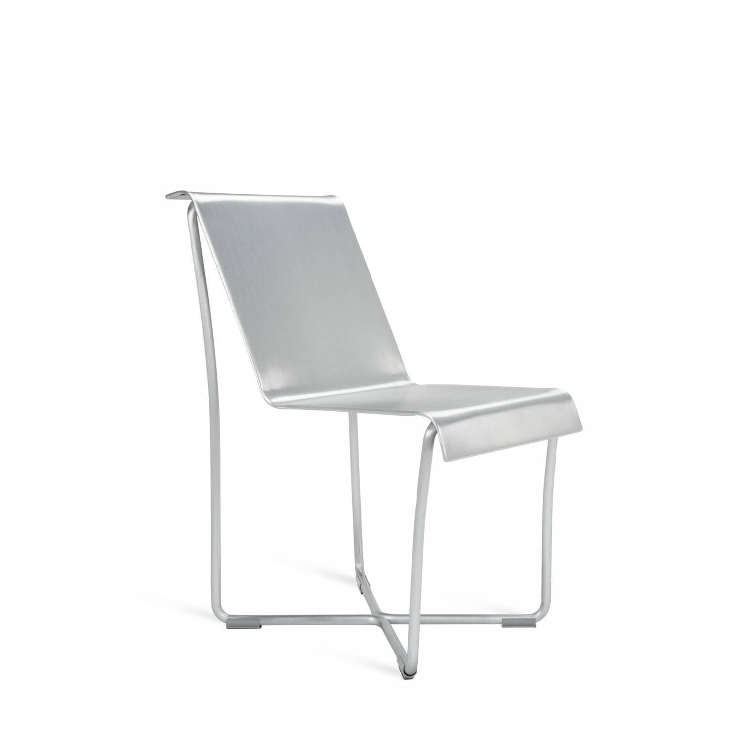 Frank Gehry and Emeco teamed up on a new kind of lightweight chair that beautifully expressed the elastic quality of aluminum at only 4.09kg. This chair conforms to the body as it gently rocks back and forth. The ingenious construction features a