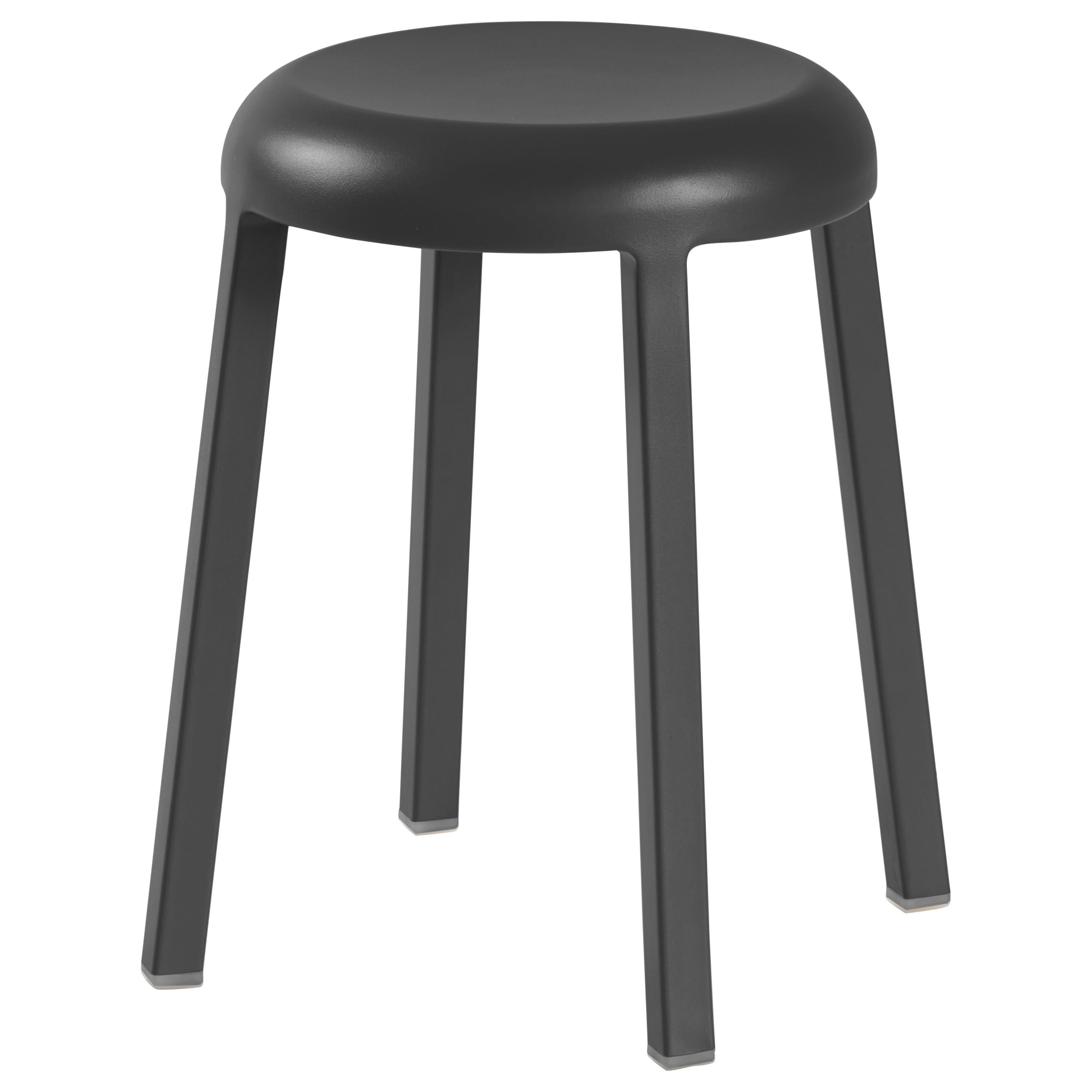 Petit tabouret Emeco ZA en finition gris foncé de Naoto Fukasawa