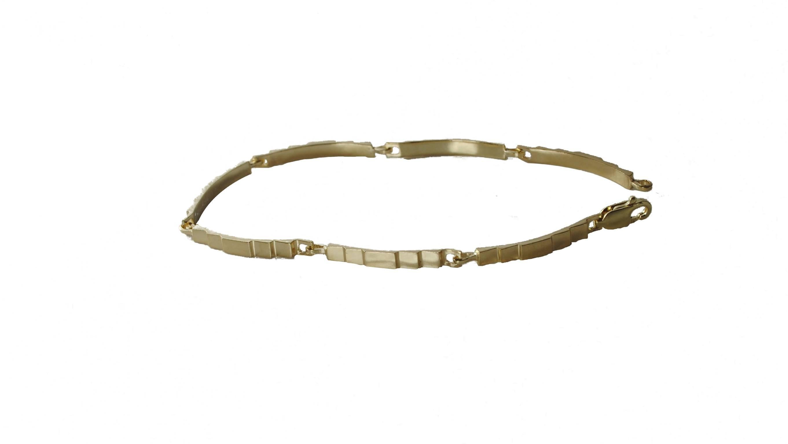 The Slim Steps gold angular bracelet. Refined and elegant design.