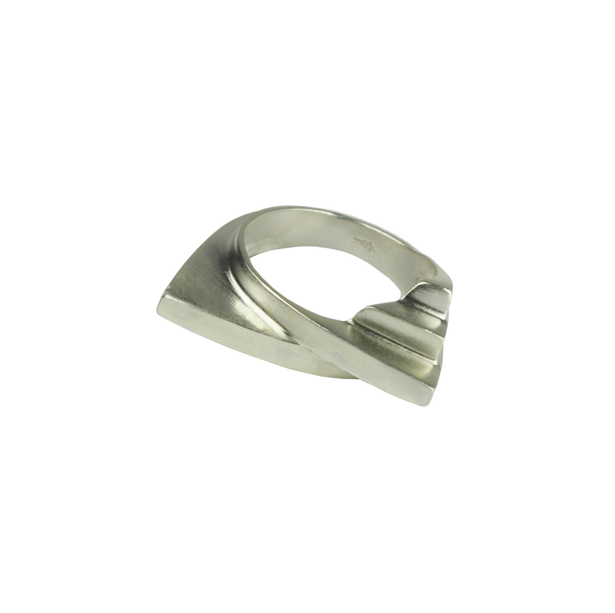 Women's or Men's Emer Roberts Silver Modern Curved Fan Ring For Sale