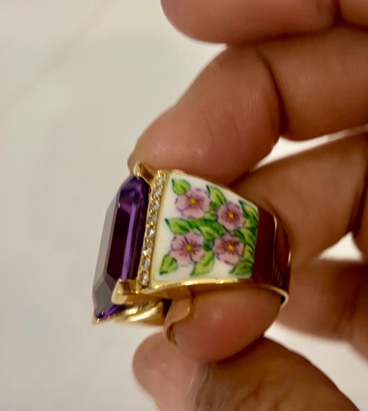 Emeral cut Amethyst with Enamel Flowers in 18k Yellow Gold Ring In New Condition For Sale In Bilbao, ES